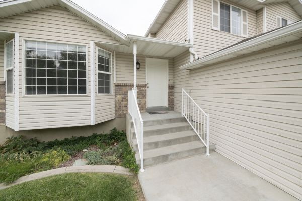 Cost of White Vinyl Siding Replacement in Kirkland